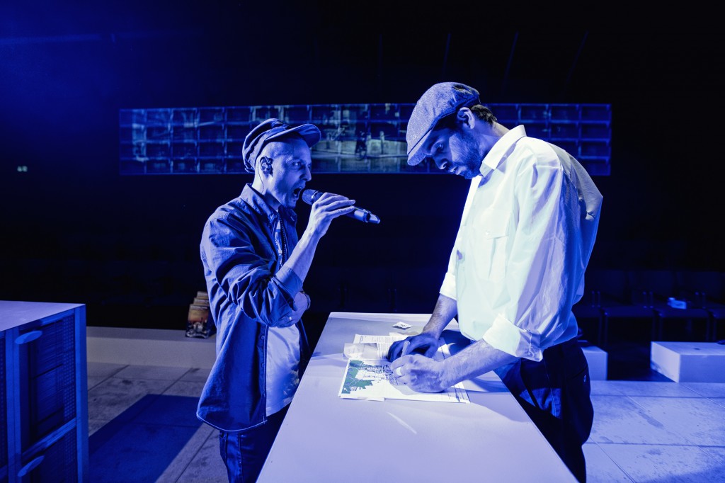 Chadi Alderbas og Zaki Nobel Mehabil i forestillingen Bygning 4-7-12 på Teatret Svalegangen