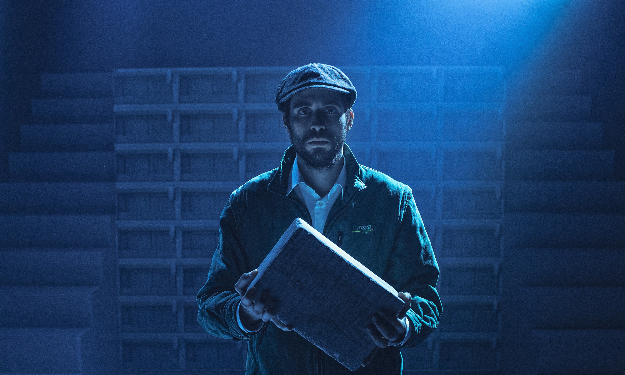 Zaki Nobel Mehabil som Jamal i forestillingen Bygning 4-7-12 på Teatret Svalegangen.