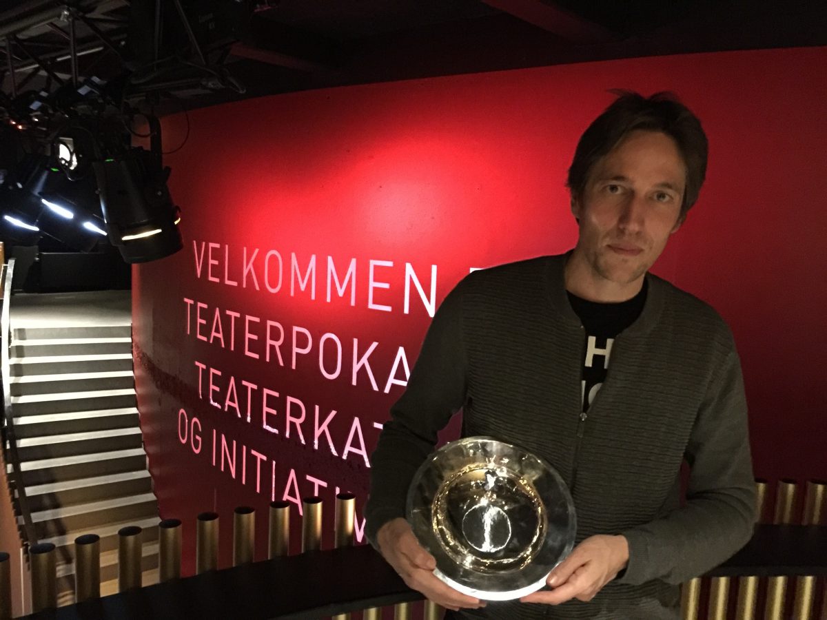Christian Lollike modtager Teaterpokalen