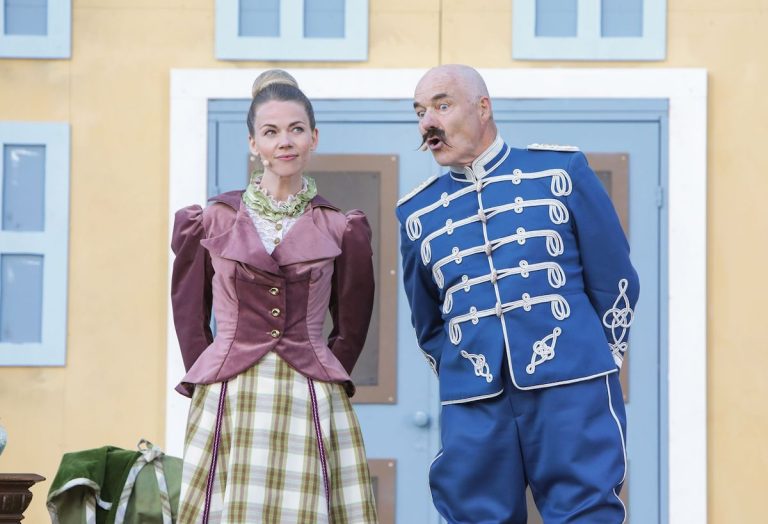 Hurra for de blå husarer - Sjællands Teater - Foto: Evan Hemmingsen